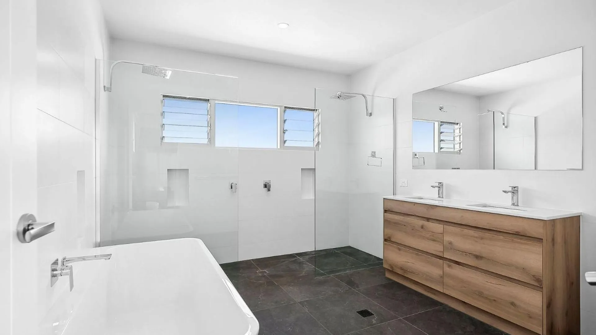 Beautiful Three-Story Villa Footsteps To The Beach Coolum Beach