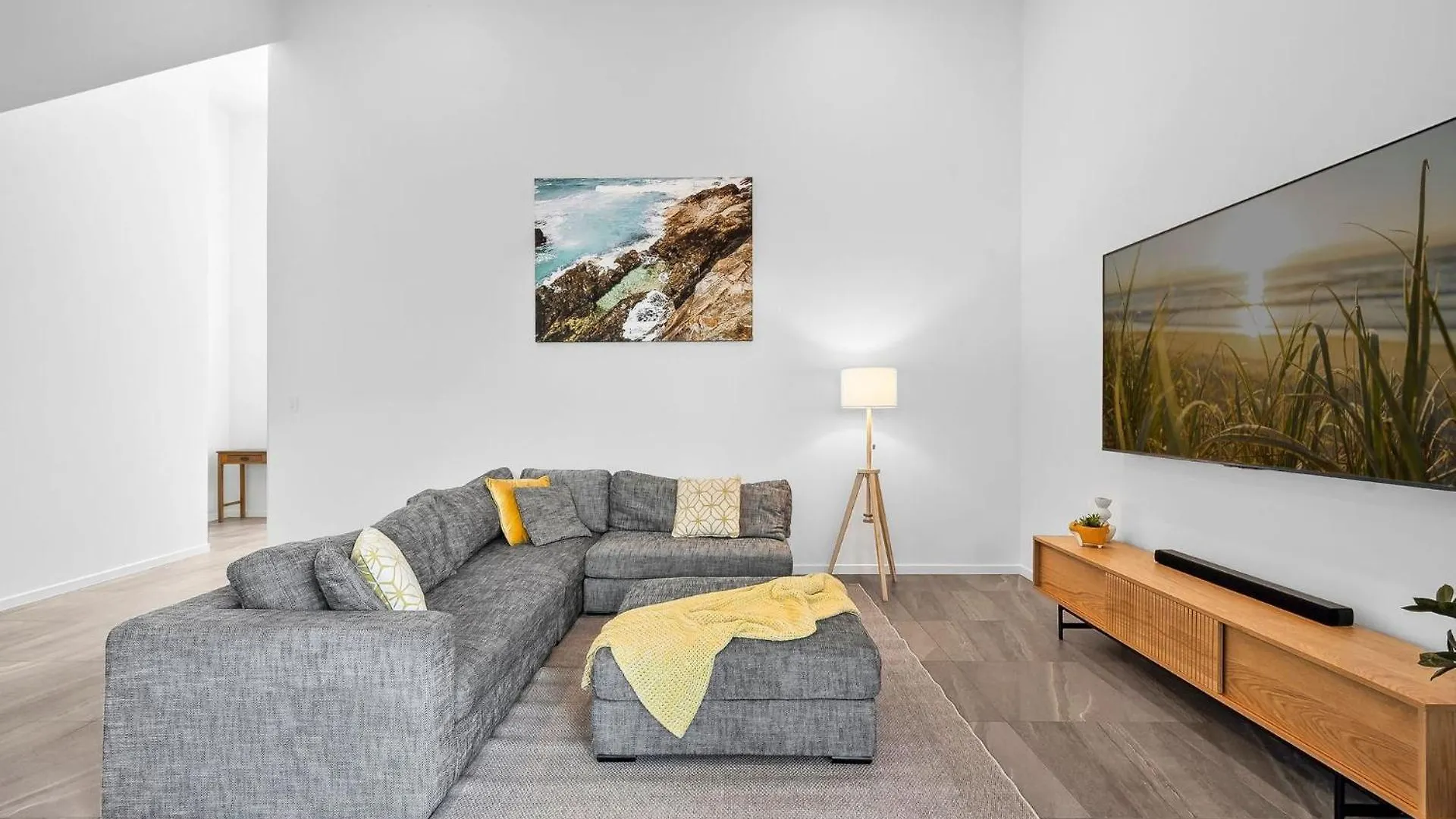 Beautiful Three-Story Villa Footsteps To The Beach Coolum Beach