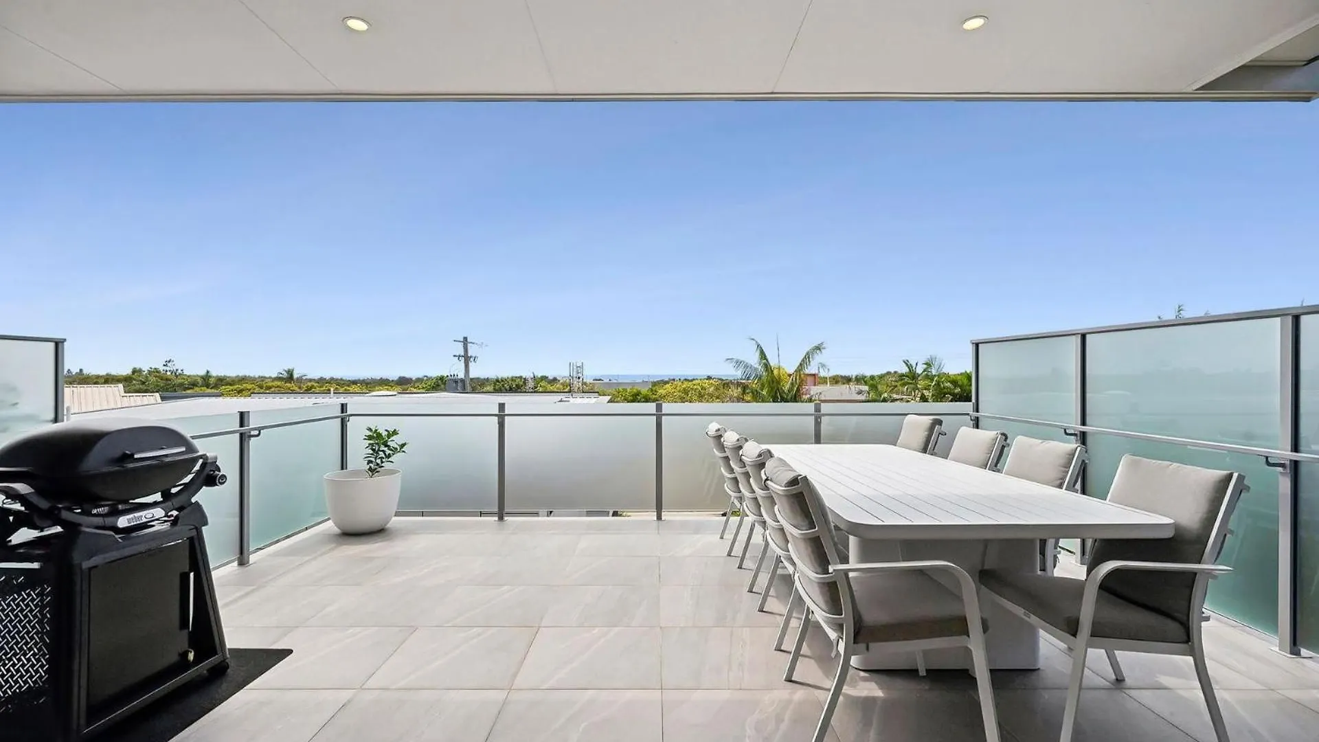 Beautiful Three-Story Villa Footsteps To The Beach Coolum Beach